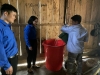 Huyện đoàn Mường Ảng tặng thùng chứa nước cho nhân dân bản Hua Pí, xã Xuân Lao