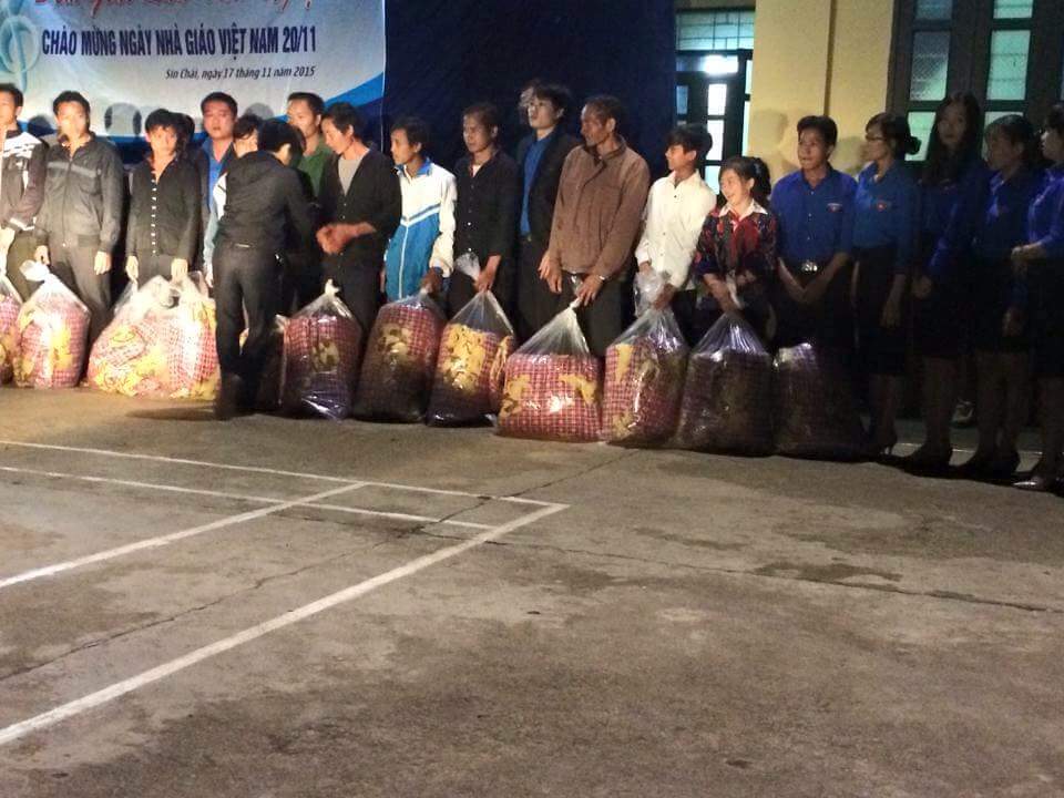 Đoàn thanh niên khối 1 tặng chăn ấm cho các hộ nghèo trên địa bàn xã Sín Chải -huyện Tủa Chùa