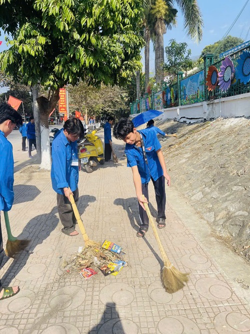 Huyện đoàn Mường Chà đã chỉ đạo các cơ sở Đoàn và Đoàn trực thuộc đồng loạt tổ chức “Ngày chủ nhật xanh”