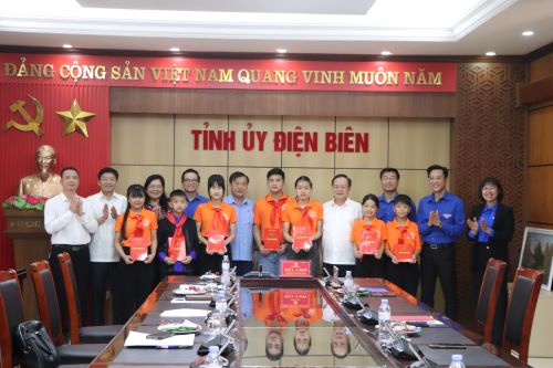 Thường trực Tỉnh ủy gặp mặt Đoàn đại biểu tỉnh Điện Biên tham dự Đại hội Cháu ngoan Bác Hồ toàn quốc lần thứ X - năm 2025