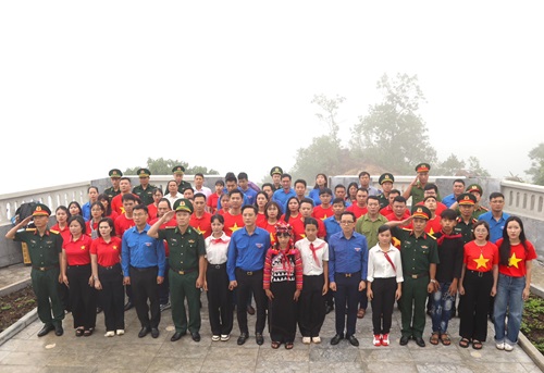 LỄ CHÀO CỜ ĐẶC BIỆT TẠI CỘT CỜ A PA CHẢI - NƠI “MỘT CON GÀ GÁY BA NƯỚC CÙNG NGHE