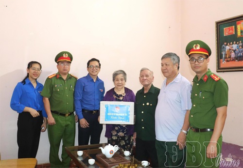 Đoàn viên thanh niên tri ân Chiến sĩ Điện Biên, thương binh trên địa bàn phường Điện Biên Phủ