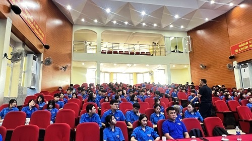 ĐVTN trao đổi chia sẻ kinh nghiệm trong buổi tập huấn