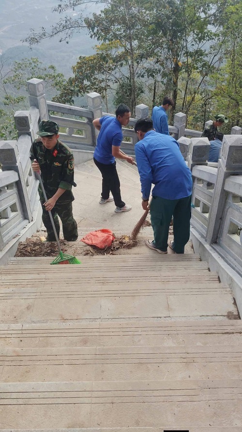 ĐVTN xã Sín Thầu ra quân dọn dẹp vệ sinh khu vực Cột cờ A Pa Chải 