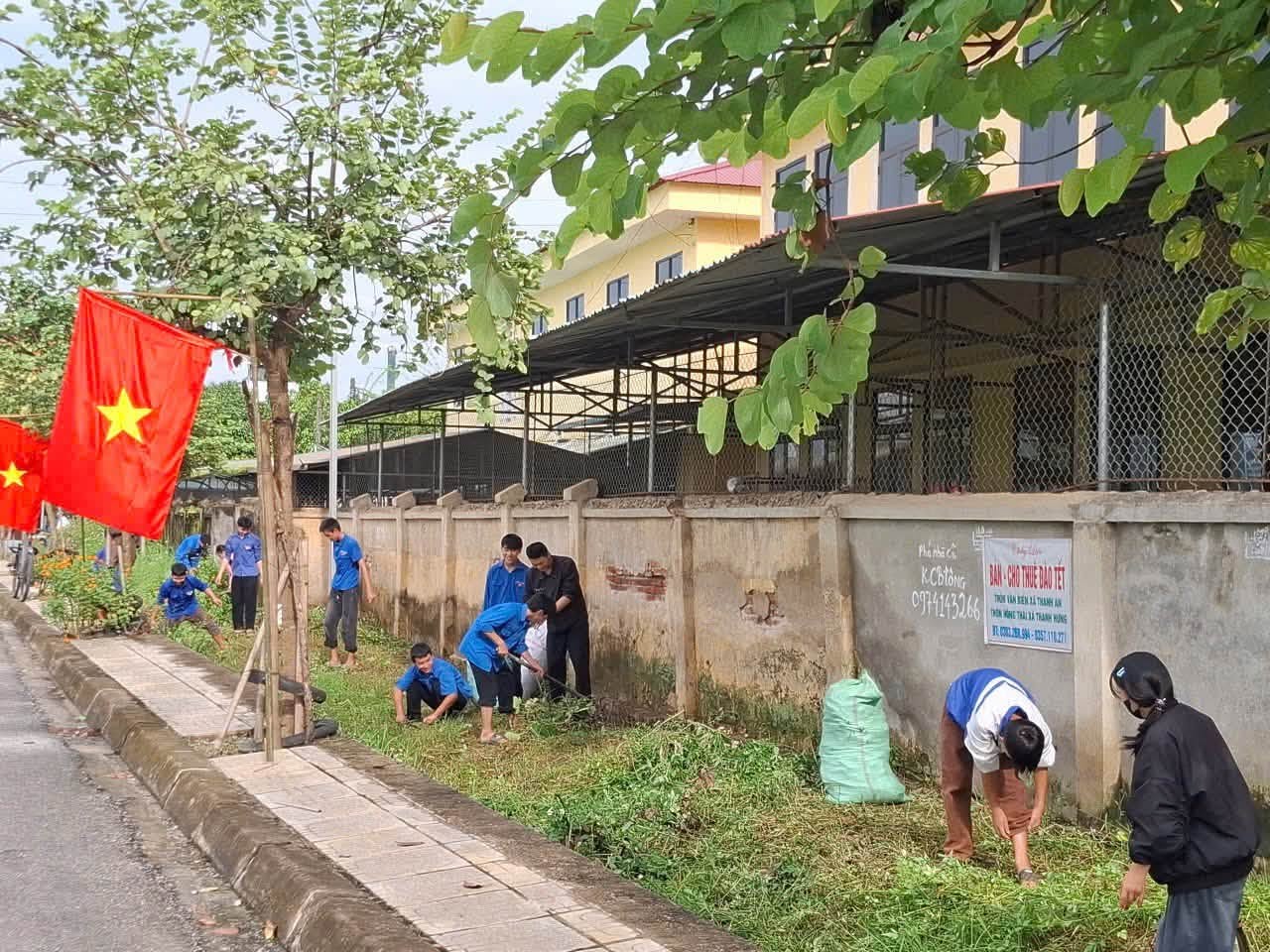 ĐVTN xã Thanh An vệ sinh môi trường, phát quang bụi rậm, nhổ cỏ, thu gom rác thải, chỉnh trang cảnh quan tại các tuyến đường