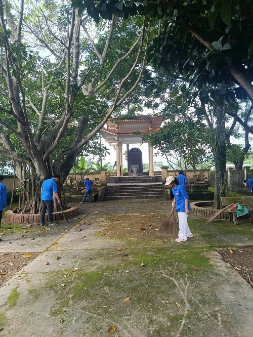 ĐVTN xã Thanh Nưa dọn dẹp, chỉnh trang khuôn viên Bia tưởng niệm các Anh hùng Liệt sĩ
