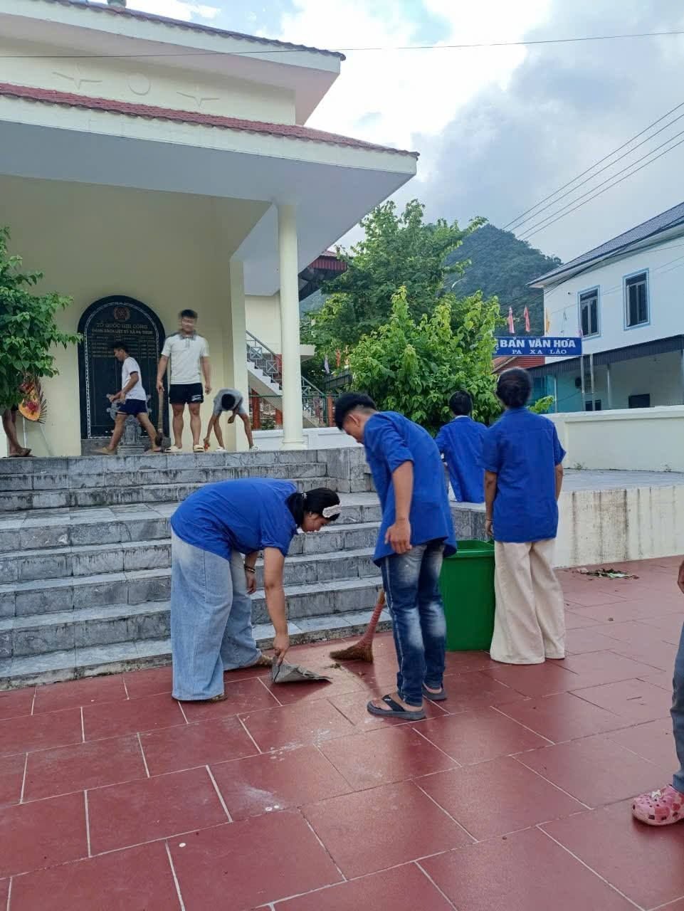ĐVTN xã Thanh Yên quét dọn, chỉnh trang khuôn viên Bia tưởng niệm các Anh hùng Liệt sĩ
