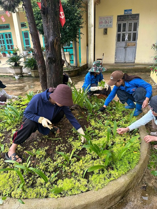 ĐVTN xã Tìa Dình ra quân chỉnh trang khuôn viên trường học
