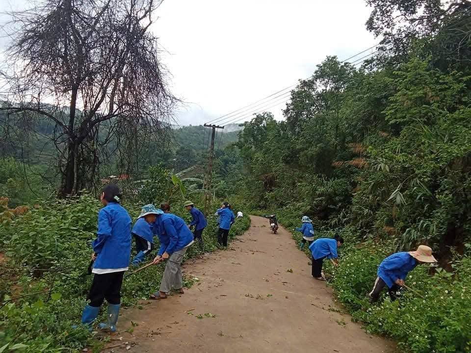 ĐVTN xã Phình Giàng tổ chức tổng vệ sinh môi trường, phát quang các tuyến đường nội bản 