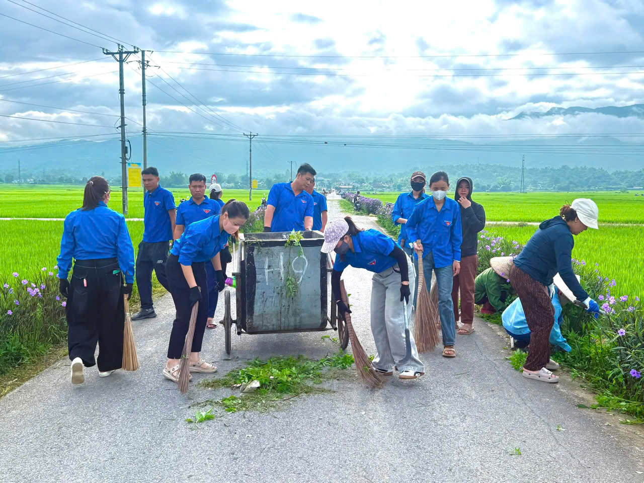 ĐVTN phường Mường Thanh ra quân phát quang cỏ dại, vệ sinh tuyến đường, chăm sóc và chỉnh trang tuyến đường hoa